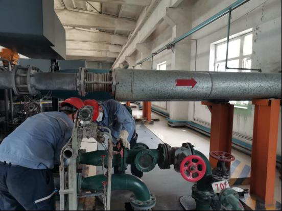 動(dòng)力廠空壓一班清洗冷卻系統(tǒng)保障設(shè)備安全平穩(wěn)度夏